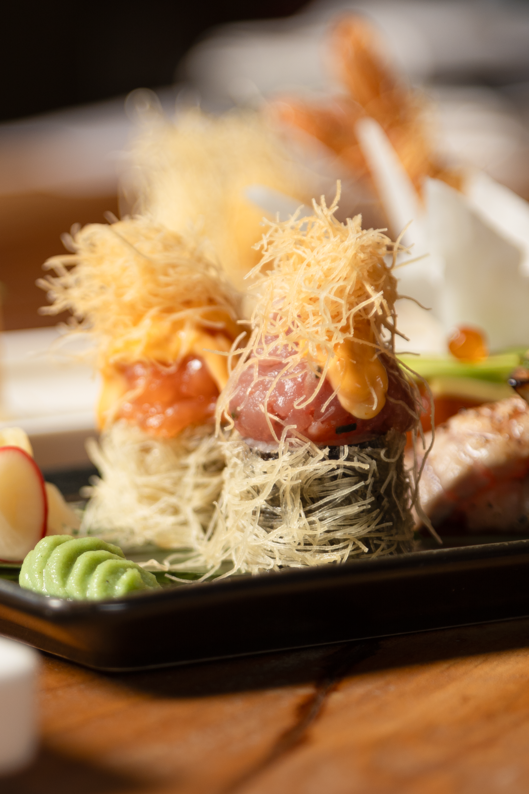 Sushi arricchito da decorazioni elaborate.