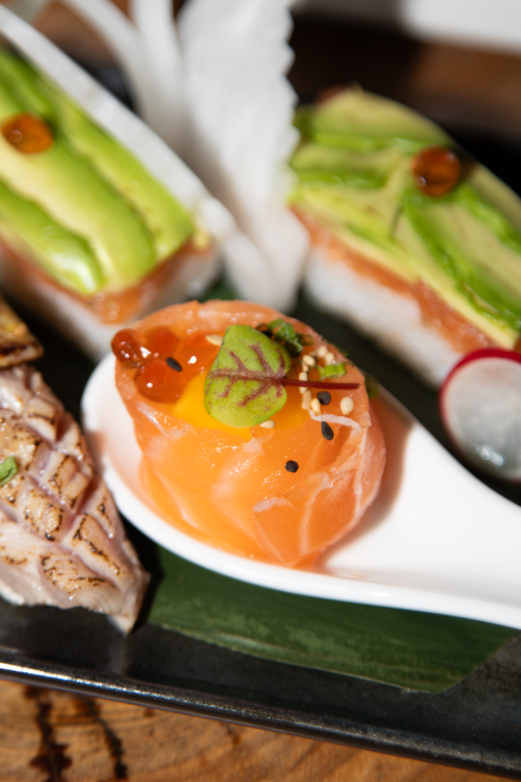 Sushi con avocado e salmone su piatto elegante