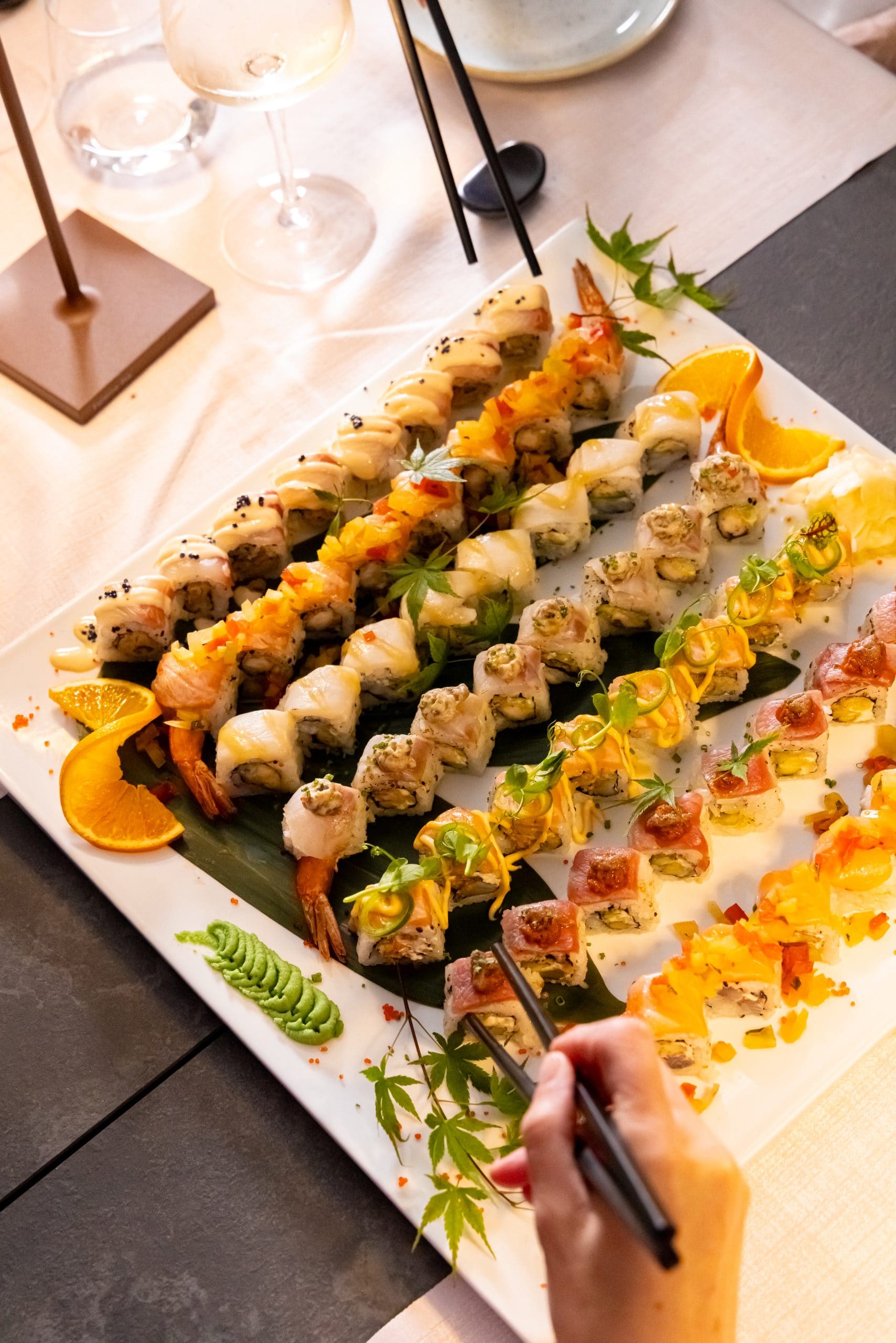 Abbondante piatto di sushi assortito su un tavolo elegante.