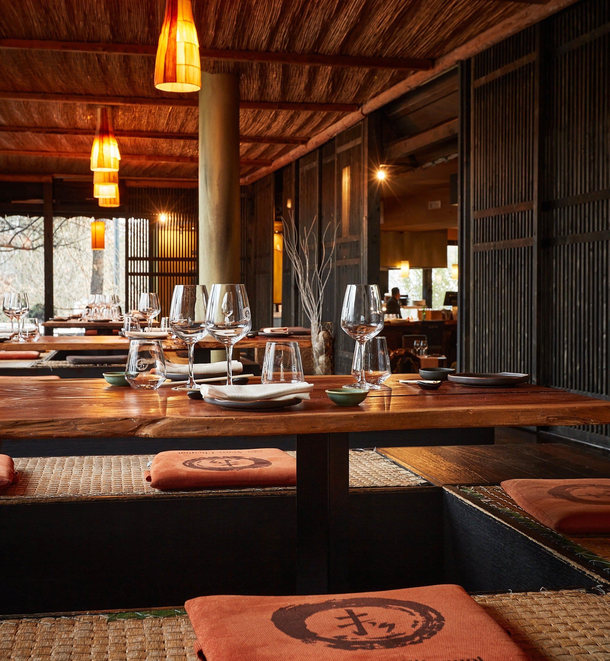 Tavoli a seduta bassa orientale in un ristorante elegante.