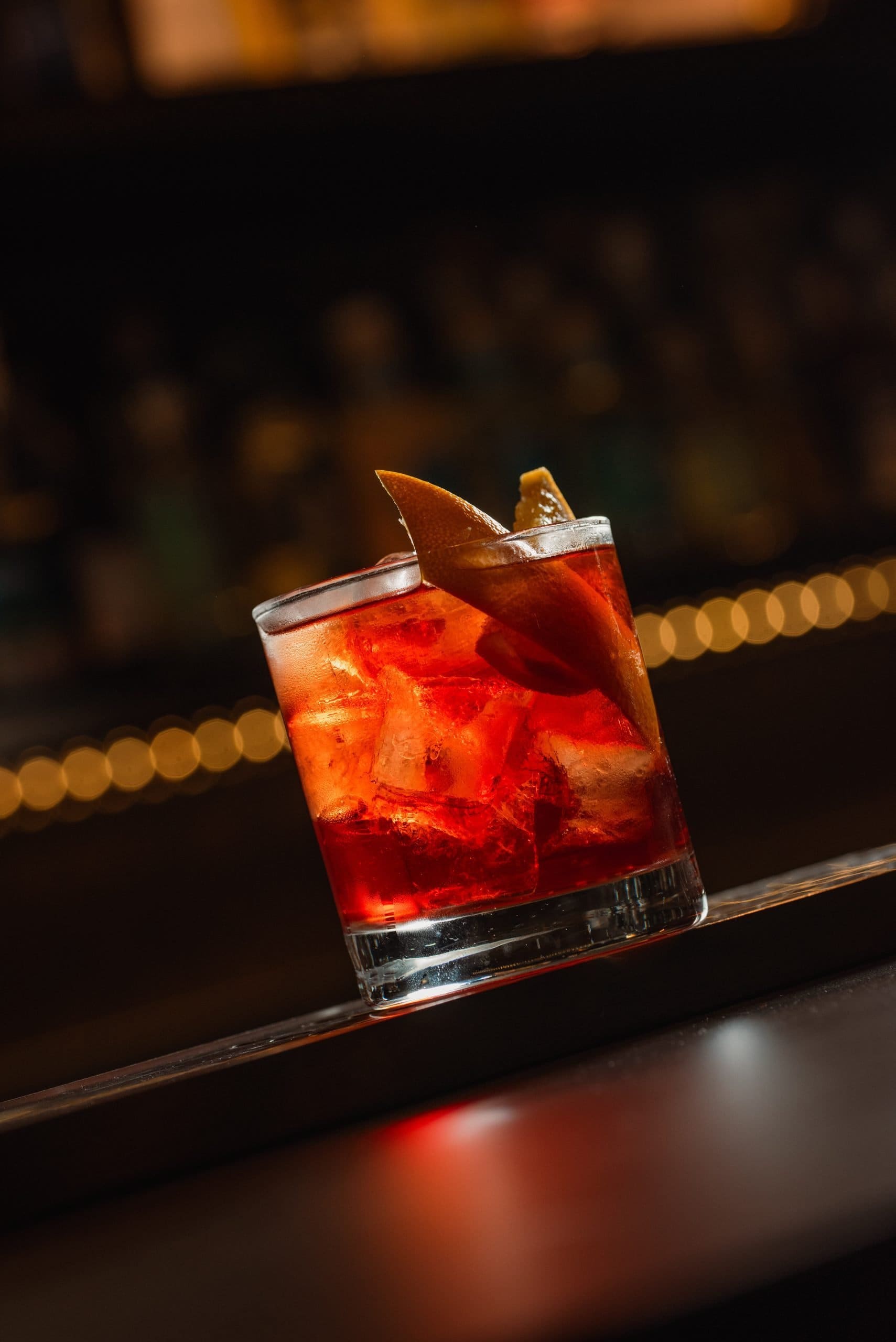 Bicchiere di cocktail con ghiaccio e arancia