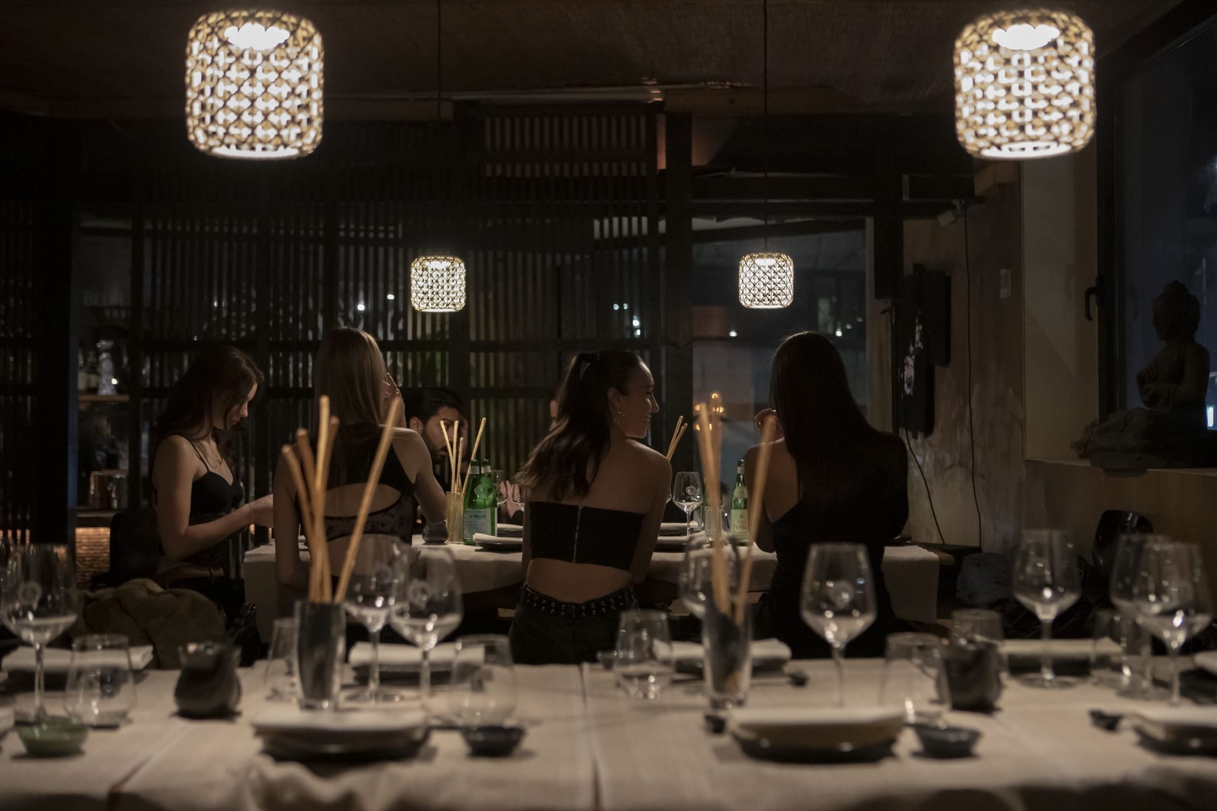 Interno di un ristorante giapponese a Milano con clienti seduti