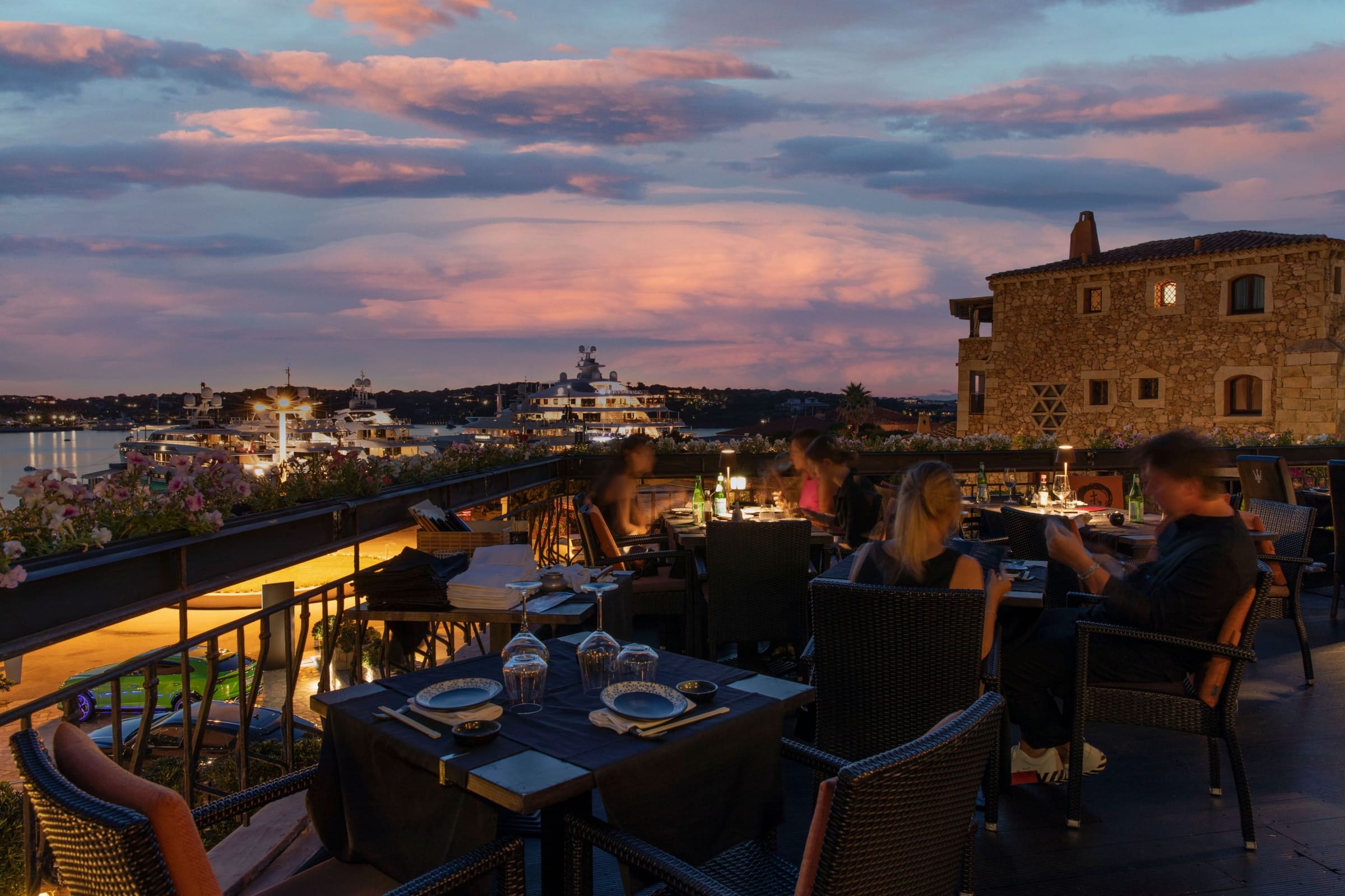 Ristorante all'aperto con vista sul mare al tramonto