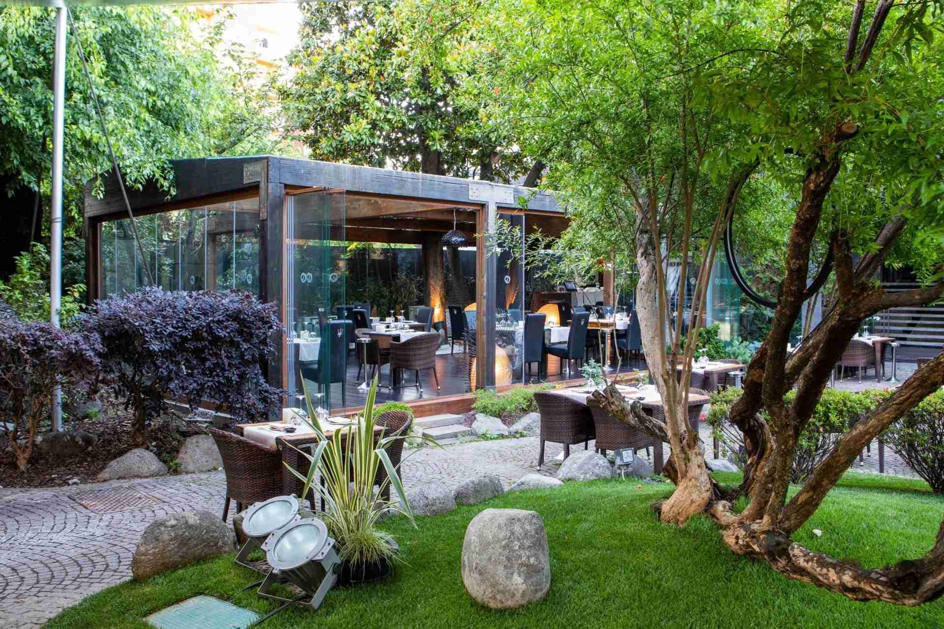 Giardino di un ristorante giapponese a Milano con area pranzo all'aperto