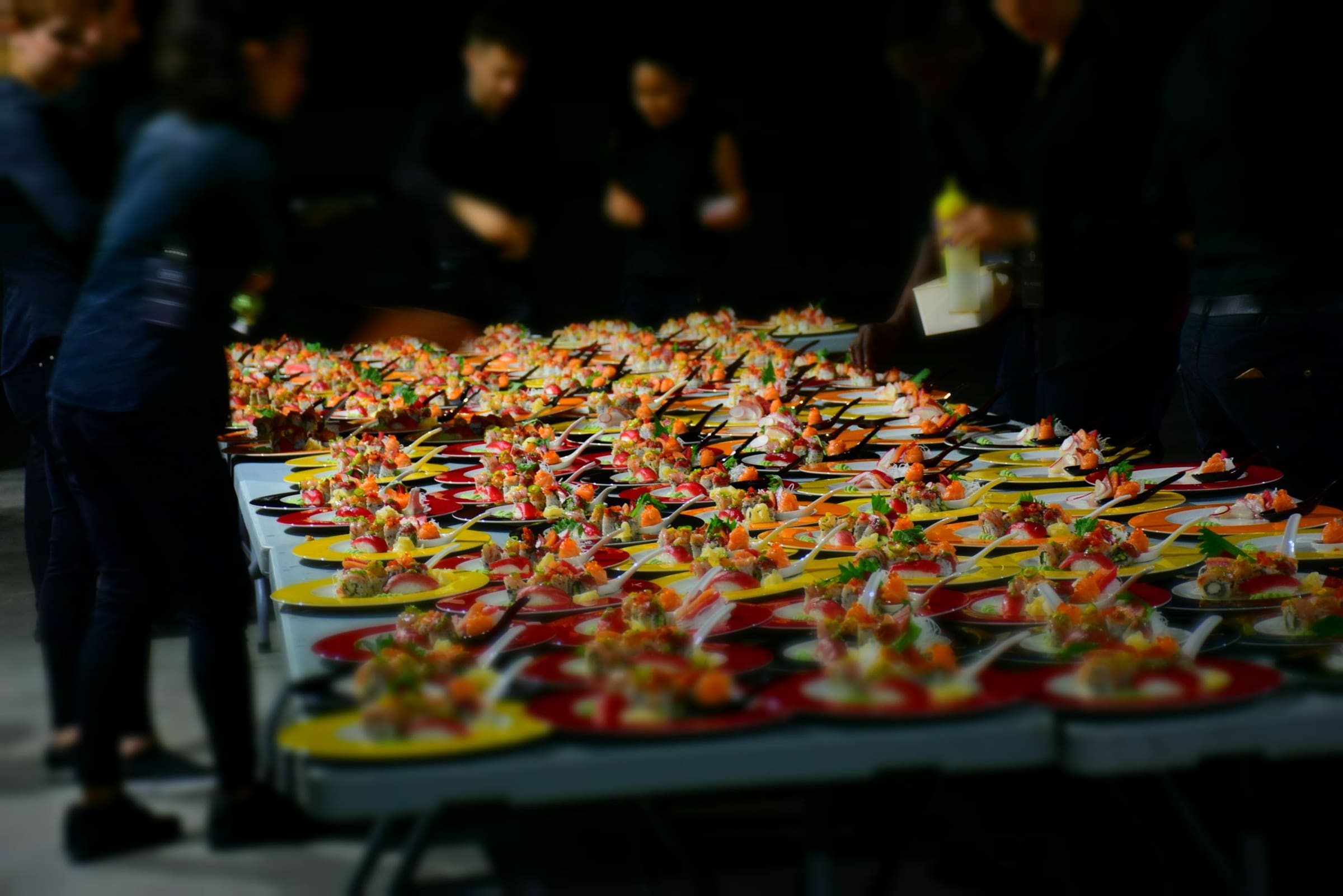Servizio di catering con piatti giapponesi su un tavolo.