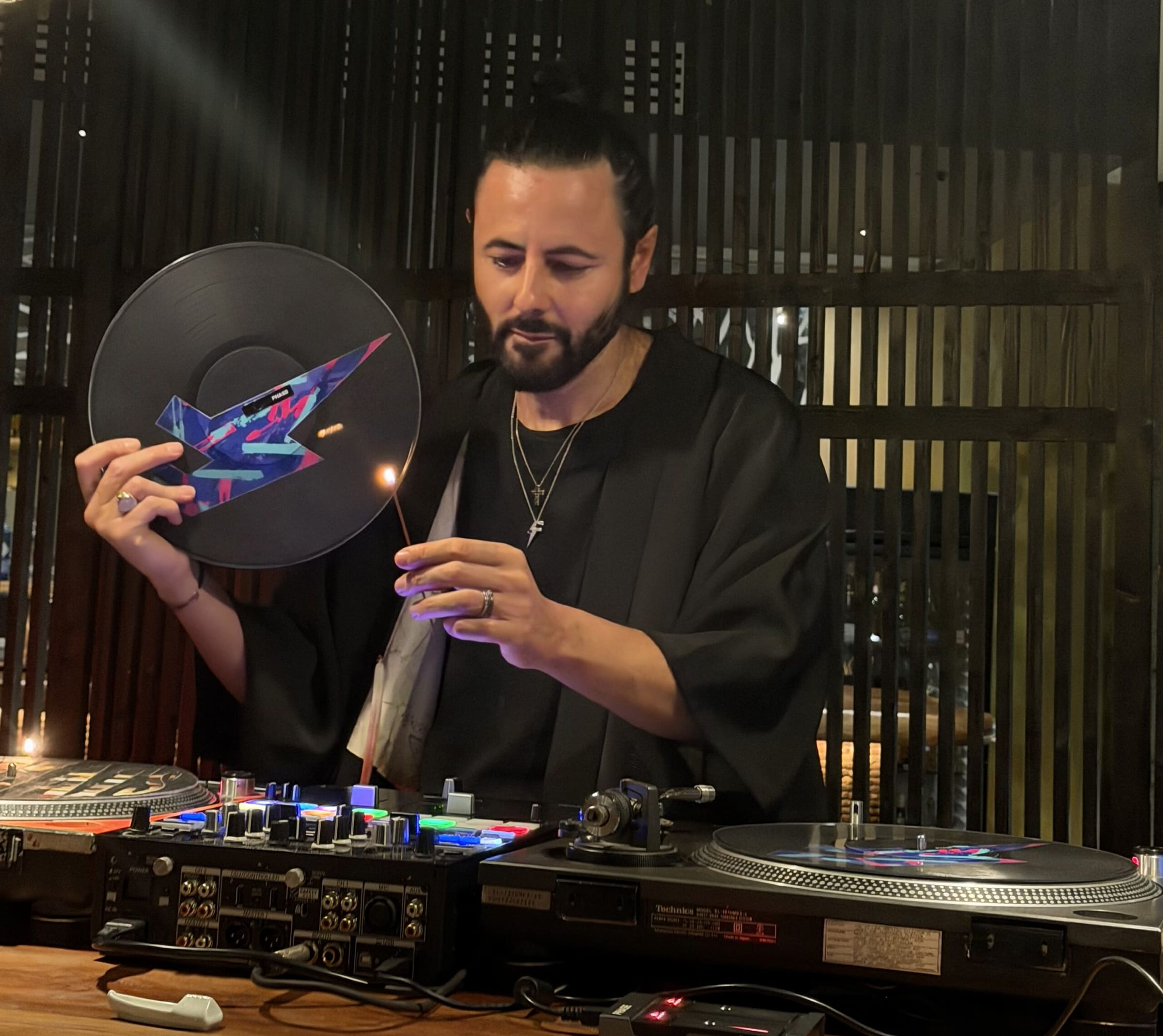 Sushi servito sul vinile al Finger's Garden di Milano, format sushi & scratch