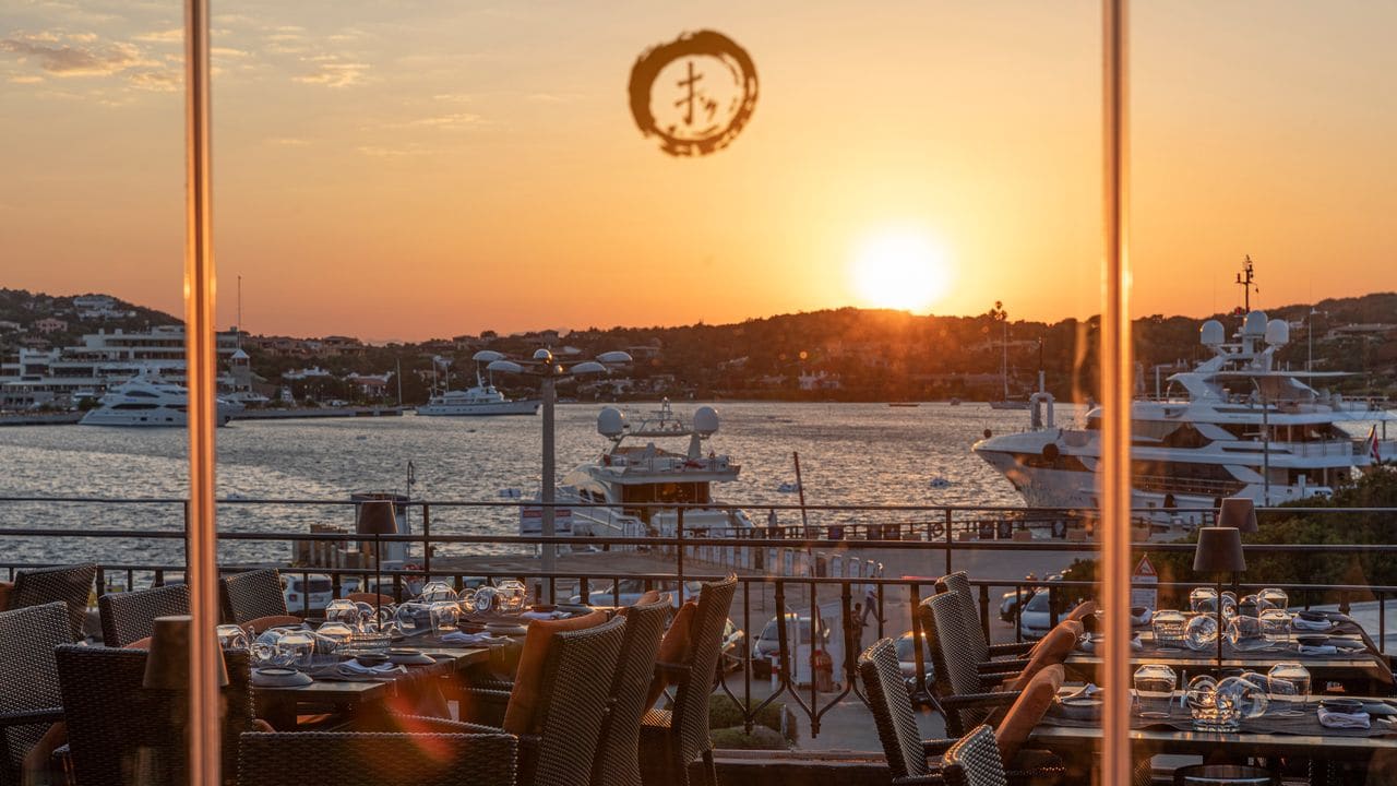 The dining room of Finger's Porto Cervo on the Promenade du Port, Costa Smeralda